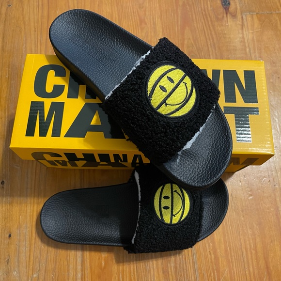 Chinatown Market ‘Smiley’ Sherpa Slides - Picture 1 of 2